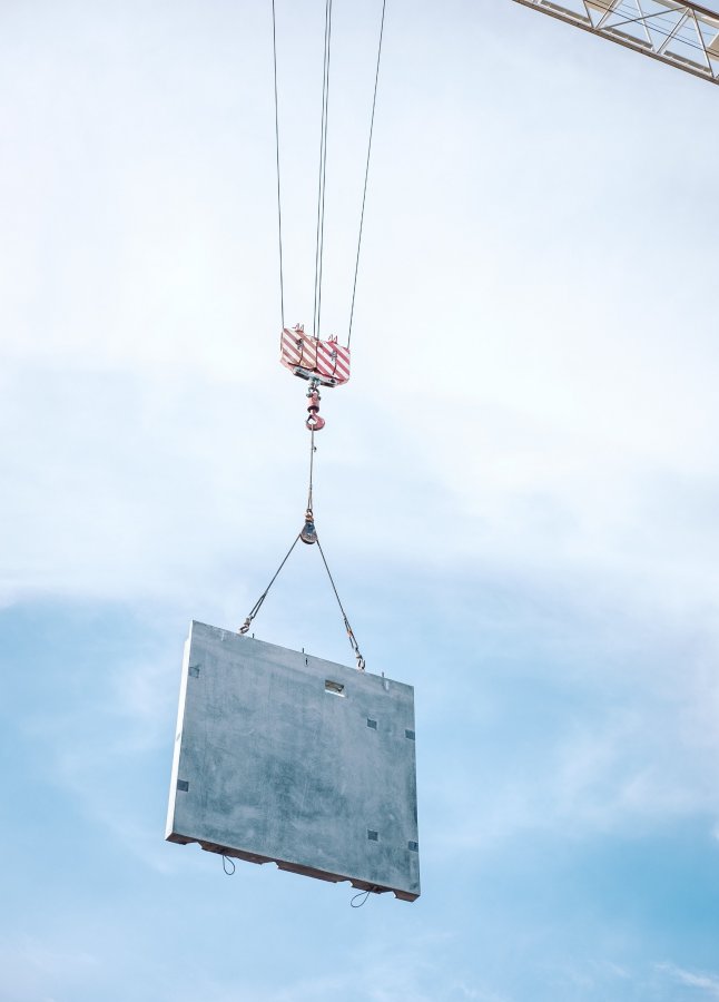 gallery/crane lifting concrete